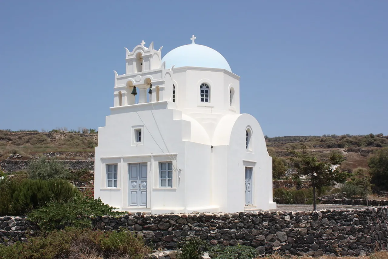 2. The Impact of History on Fira Culture: A Walk Through Ancient Ruins