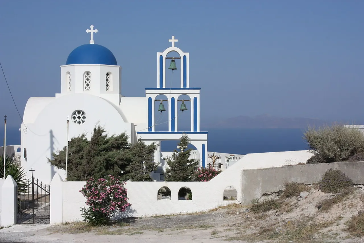 1. Discover the Traditional Cuisine of Fira Culture: Tantalizing Tastes of Santorini