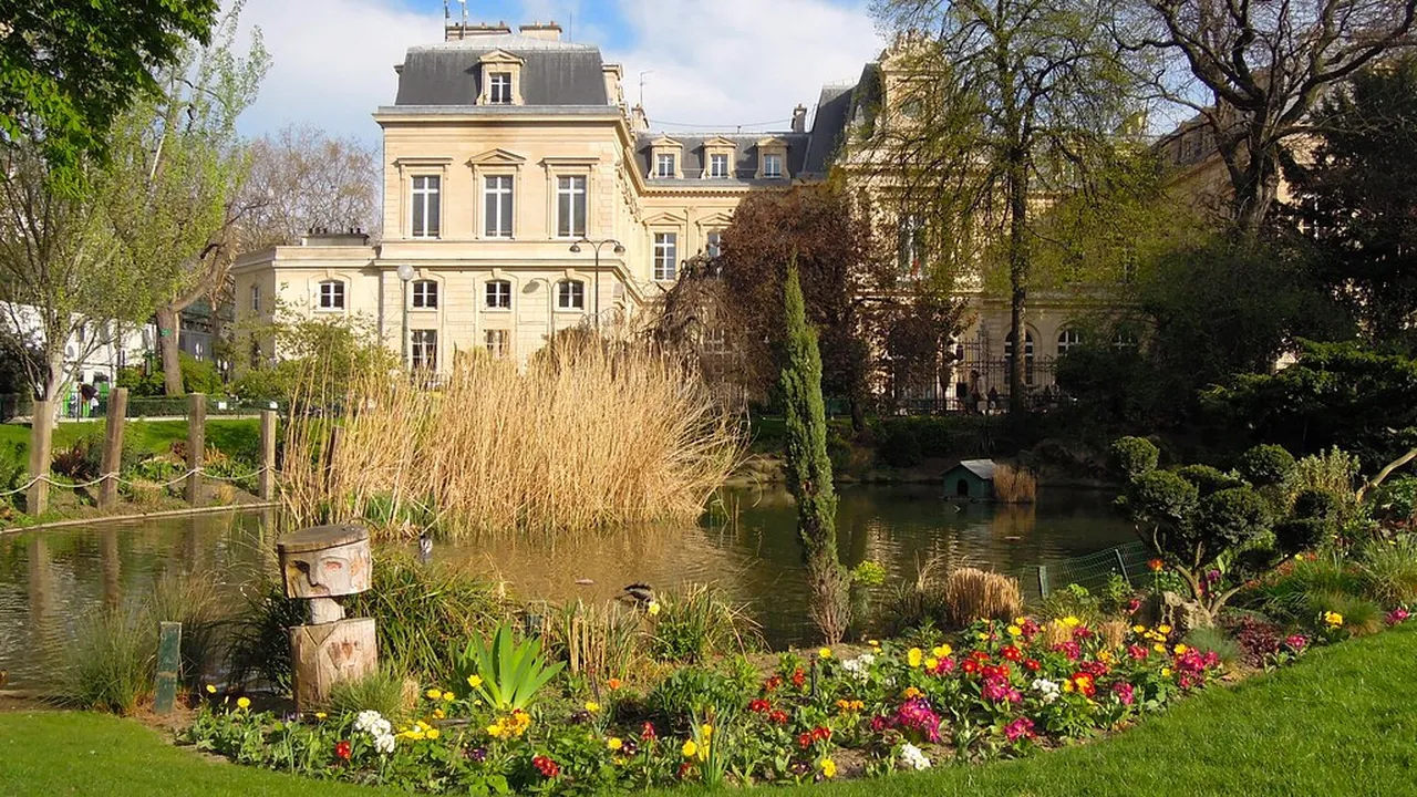 4. Stroll Through the Charming Streets of Fontainebleau