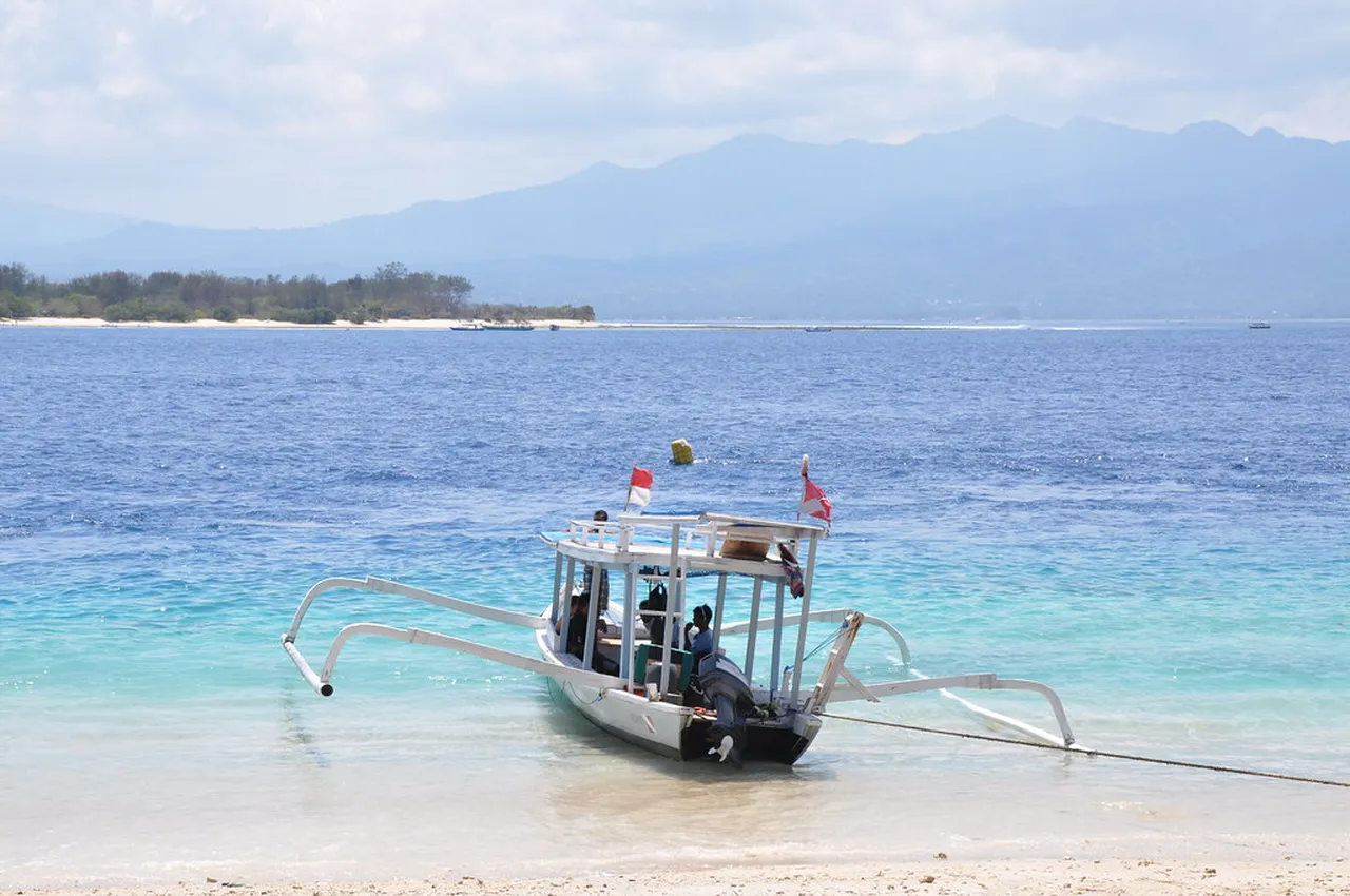 4. Cycling Around the Island: Exploring Gili Air’s Beauty