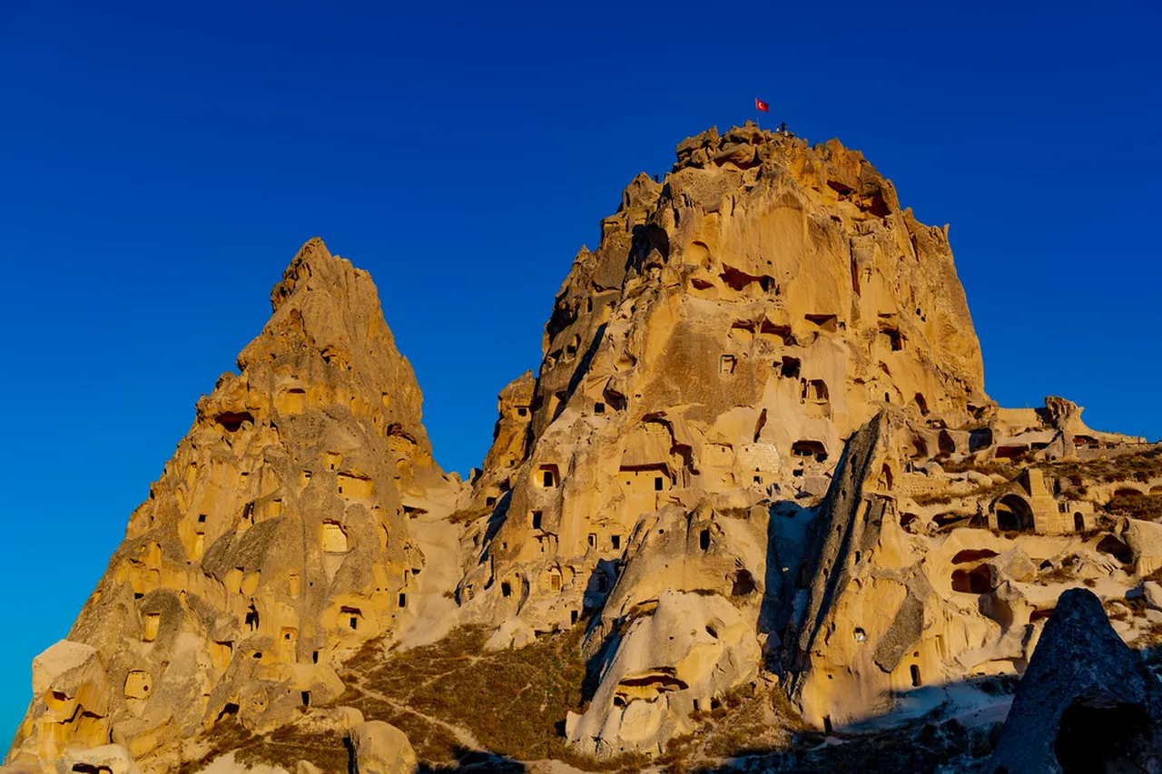 3. Hiking the Red and Rose Valleys: Scenic Trails and Stunning Views