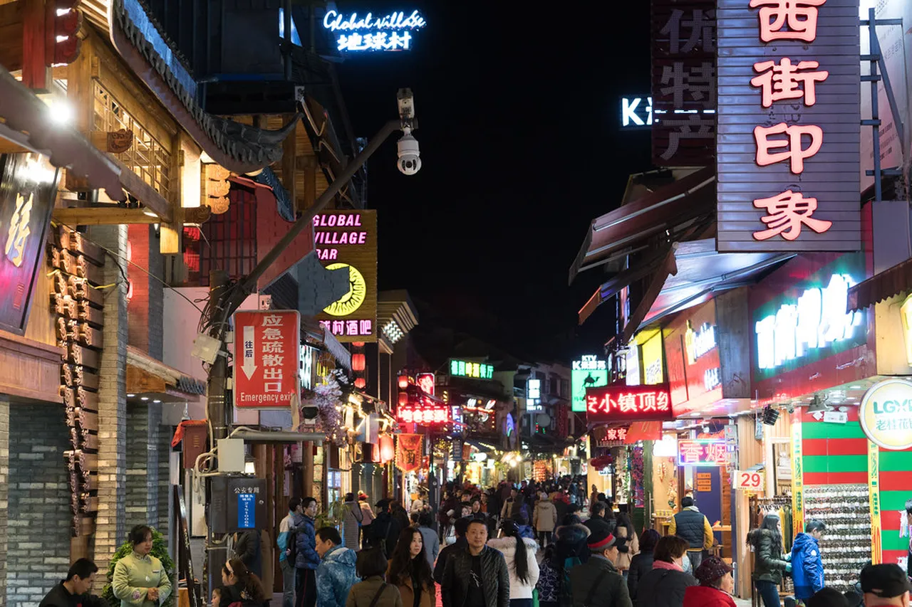 3. Enjoying Traditional Li River Cuisine: Dining under the Stars