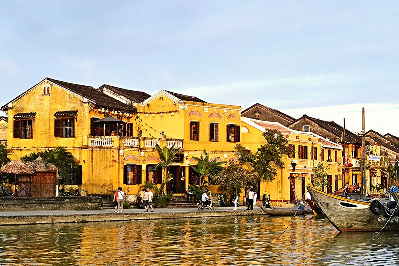3. Enjoying Live Music in Hoi An’s Cozy Cafes