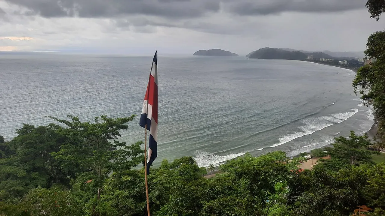 1. Top Beach Bars to Experience Jacó Nightlife