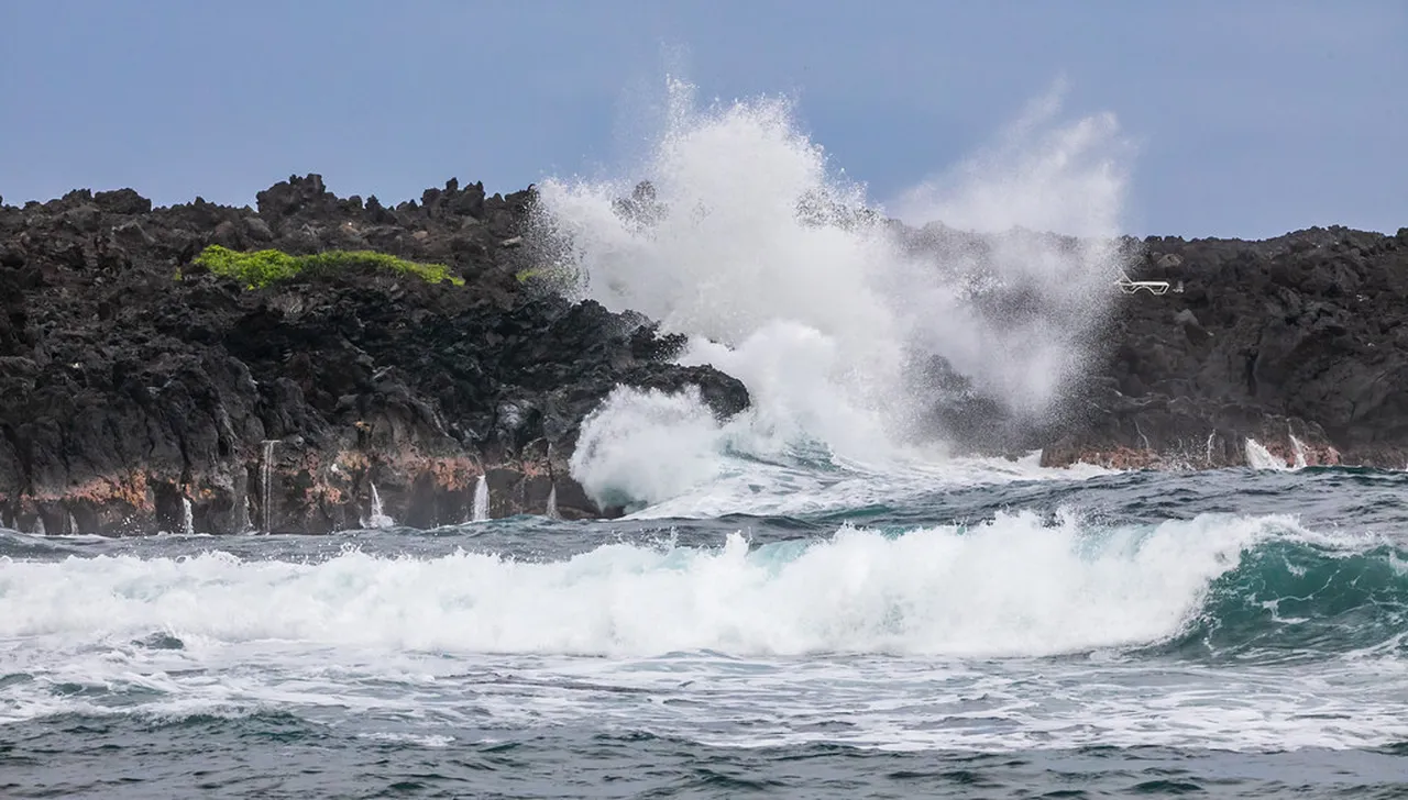4. Exploring Kailua Town: Vibrant Shops and Local Cuisine