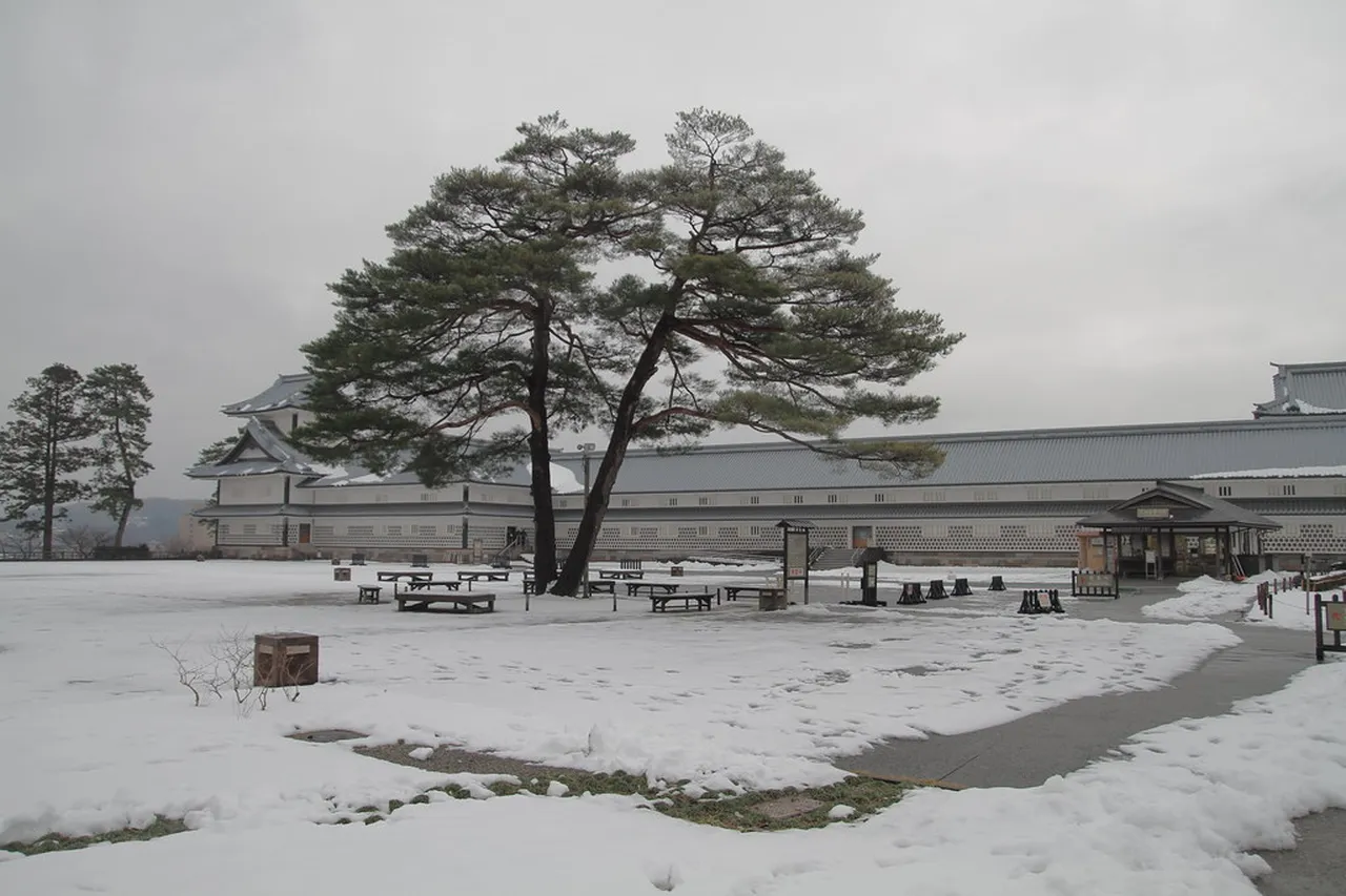 1. Explore Kenrokuen Garden: A Masterpiece of Landscape Design