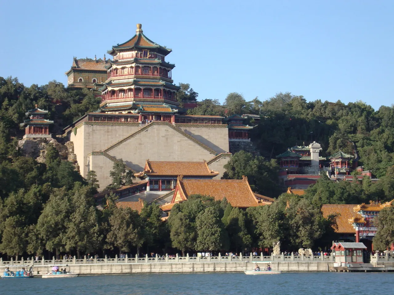 2. Stroll Around Dianchi Lake: Scenic Views and Relaxation