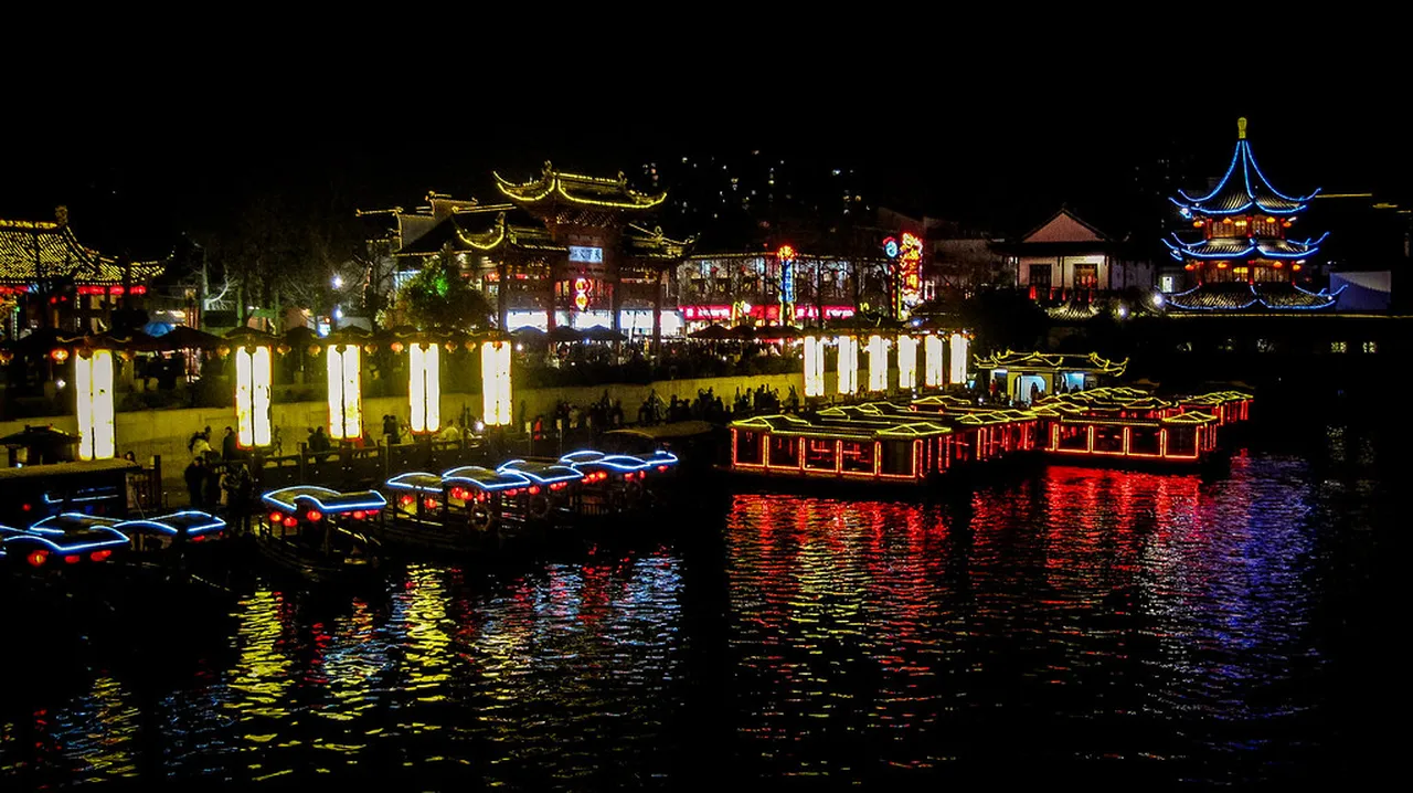 4. Take a Trip to Dianchi Lake: Activities and Scenic Views