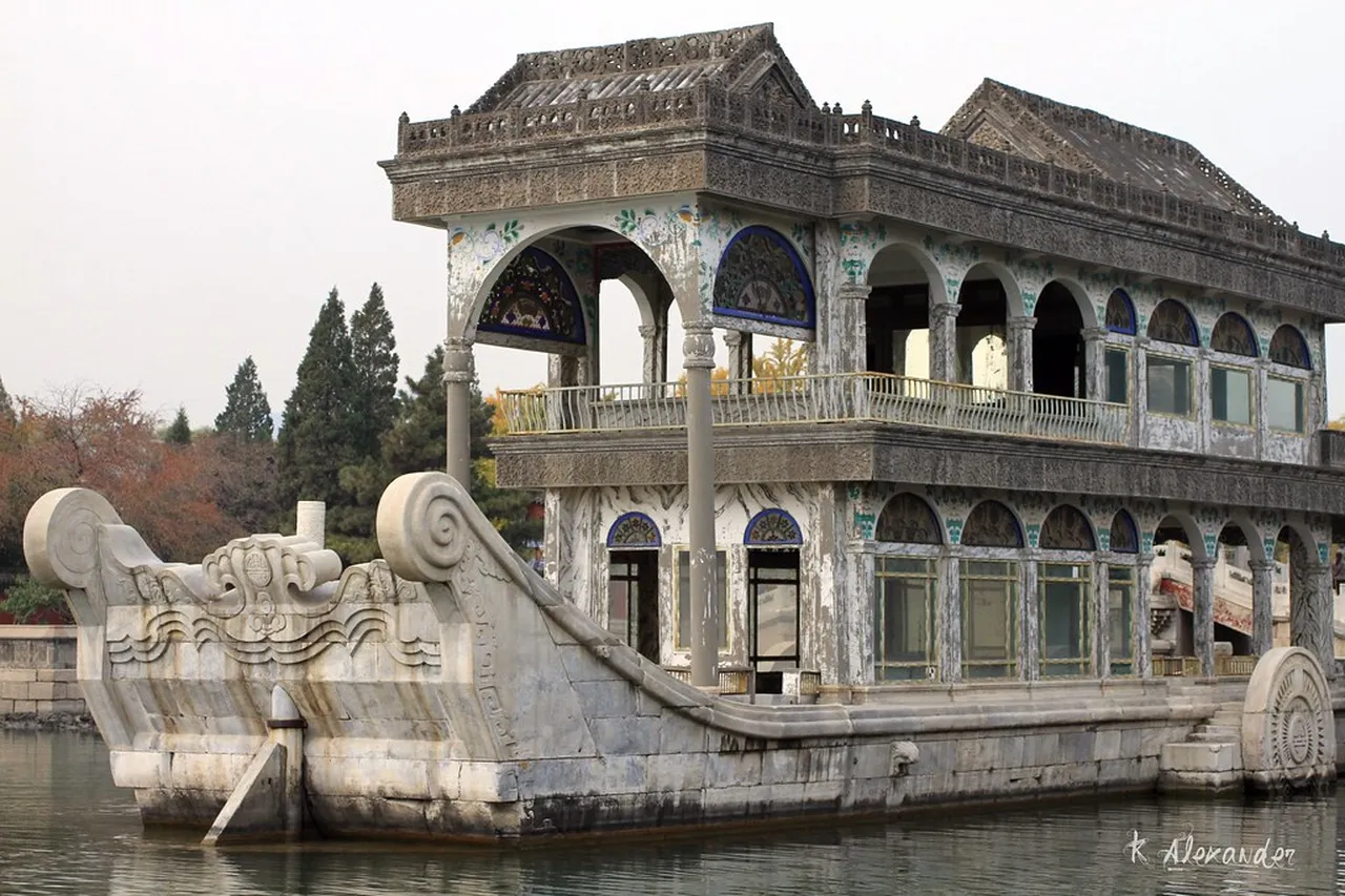 2. Visit Dianchi Lake: Scenic Beauty and Serenity