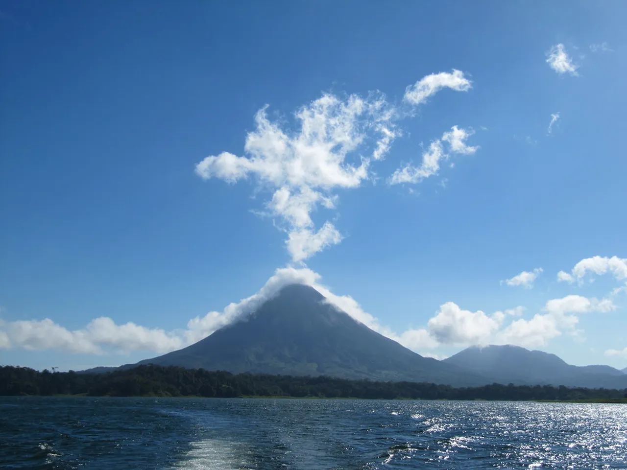 2. Soaking in La Fortuna’s Natural Hot Springs: Relaxation Amidst Nature