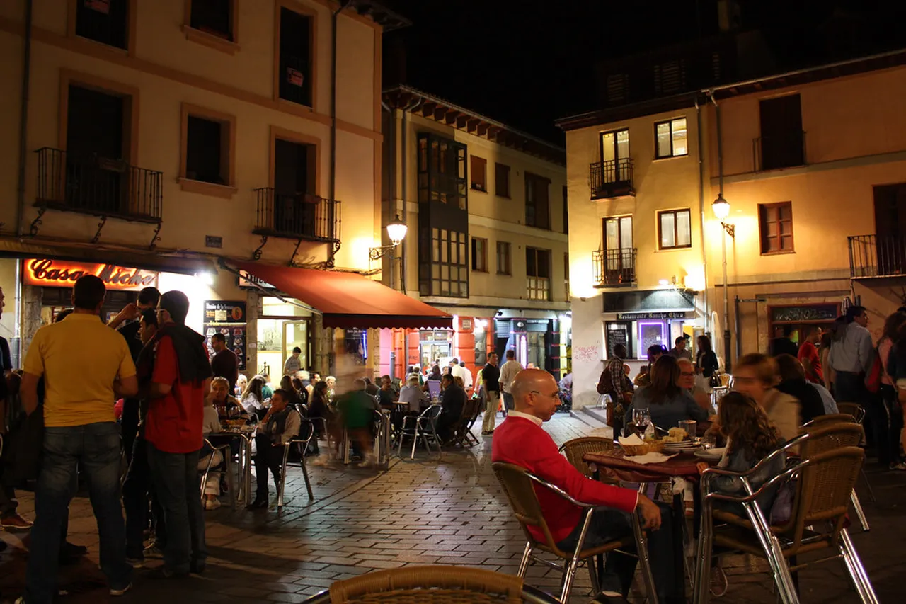 2. Experience the Vibrant Bar Scene: Top Spots to Drink