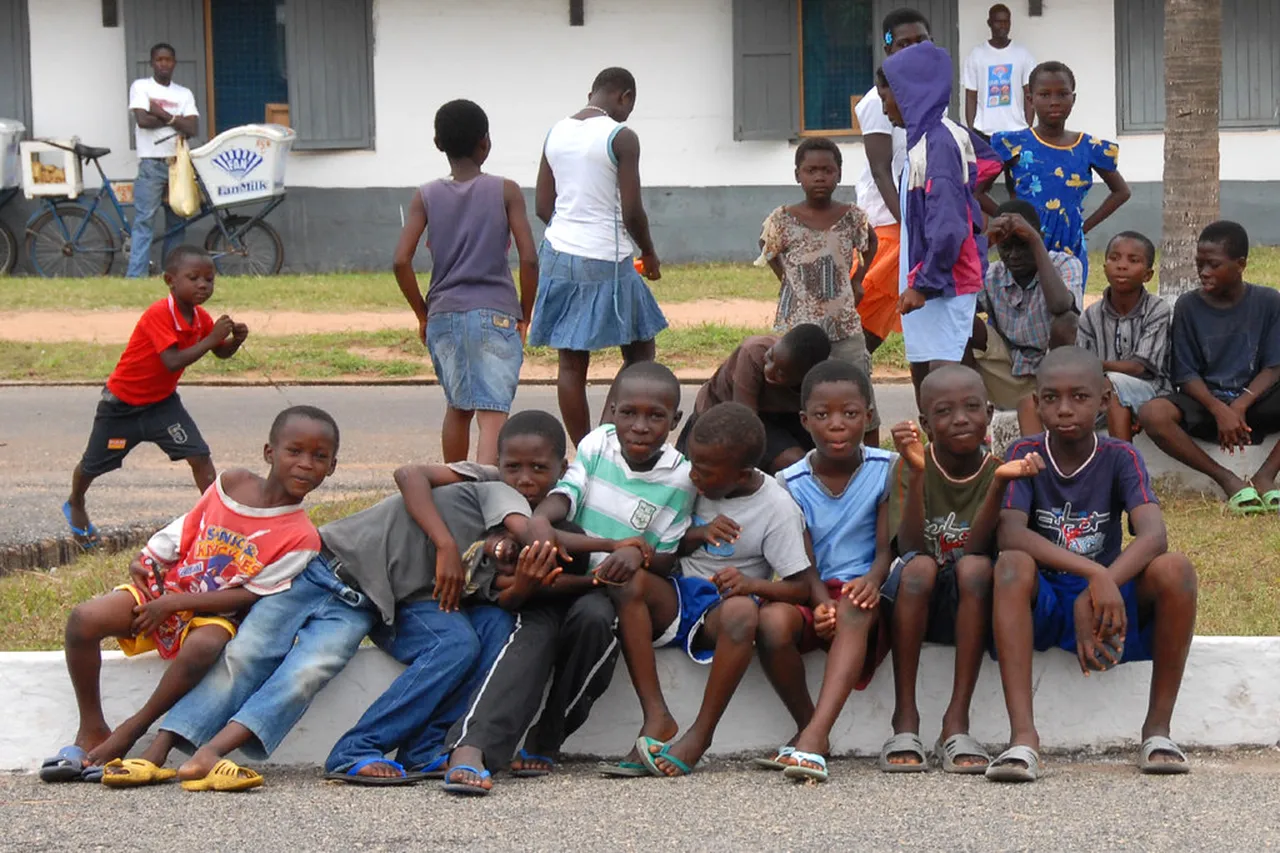 5. Explore Local Craft Markets: Artistic Expressions from Libreville