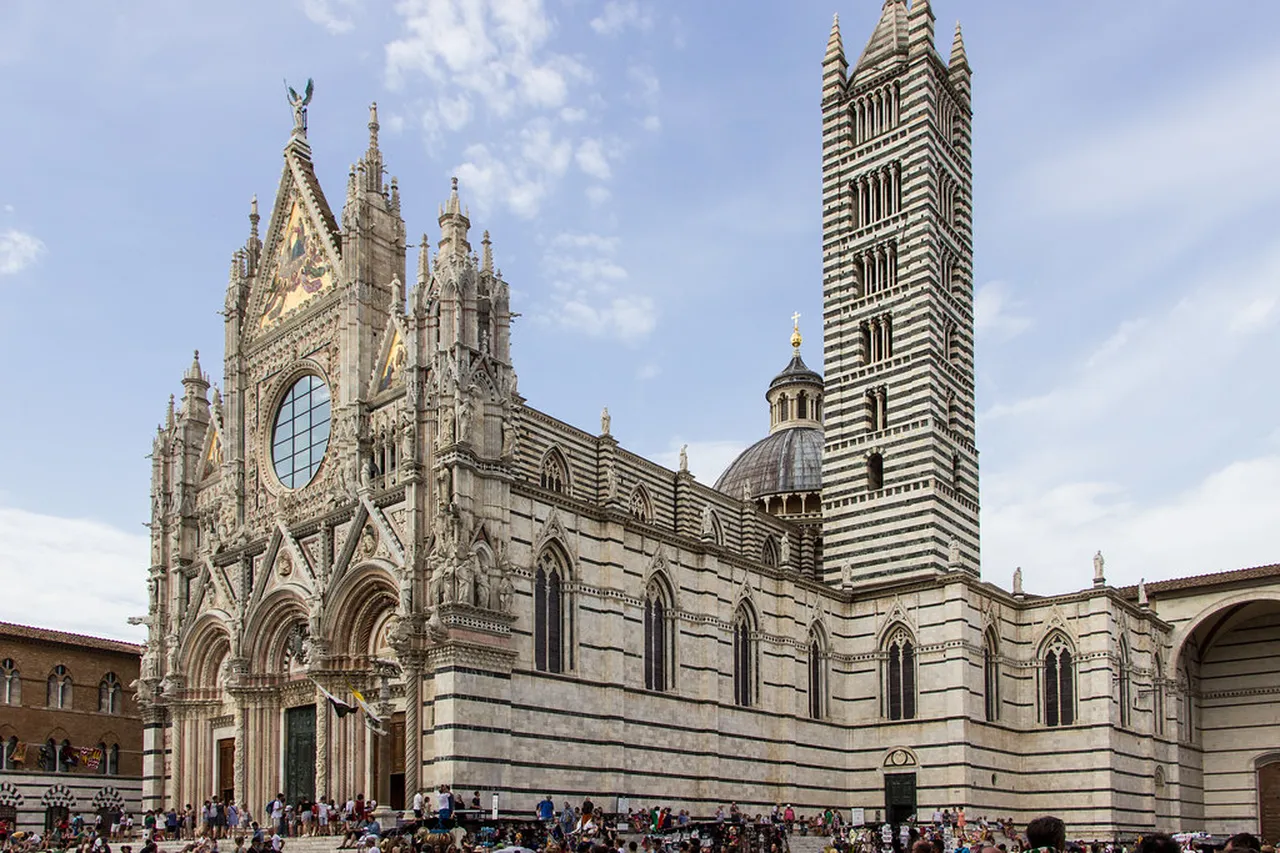 5. Discovering the Vast Piazza dell’Anfiteatro: A Cultural Hub