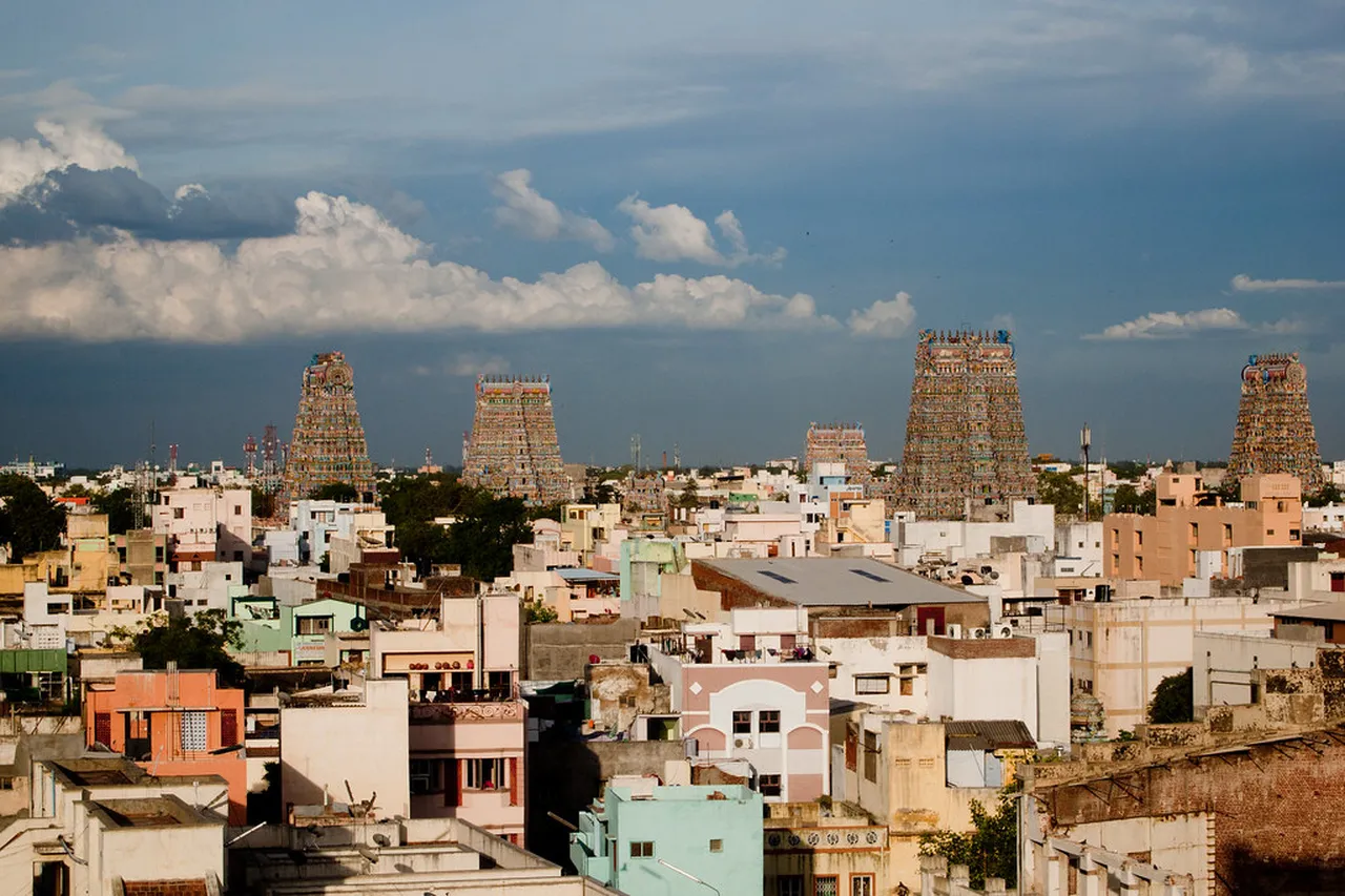 1. Explore the Architectural Marvels of Meenakshi Temple