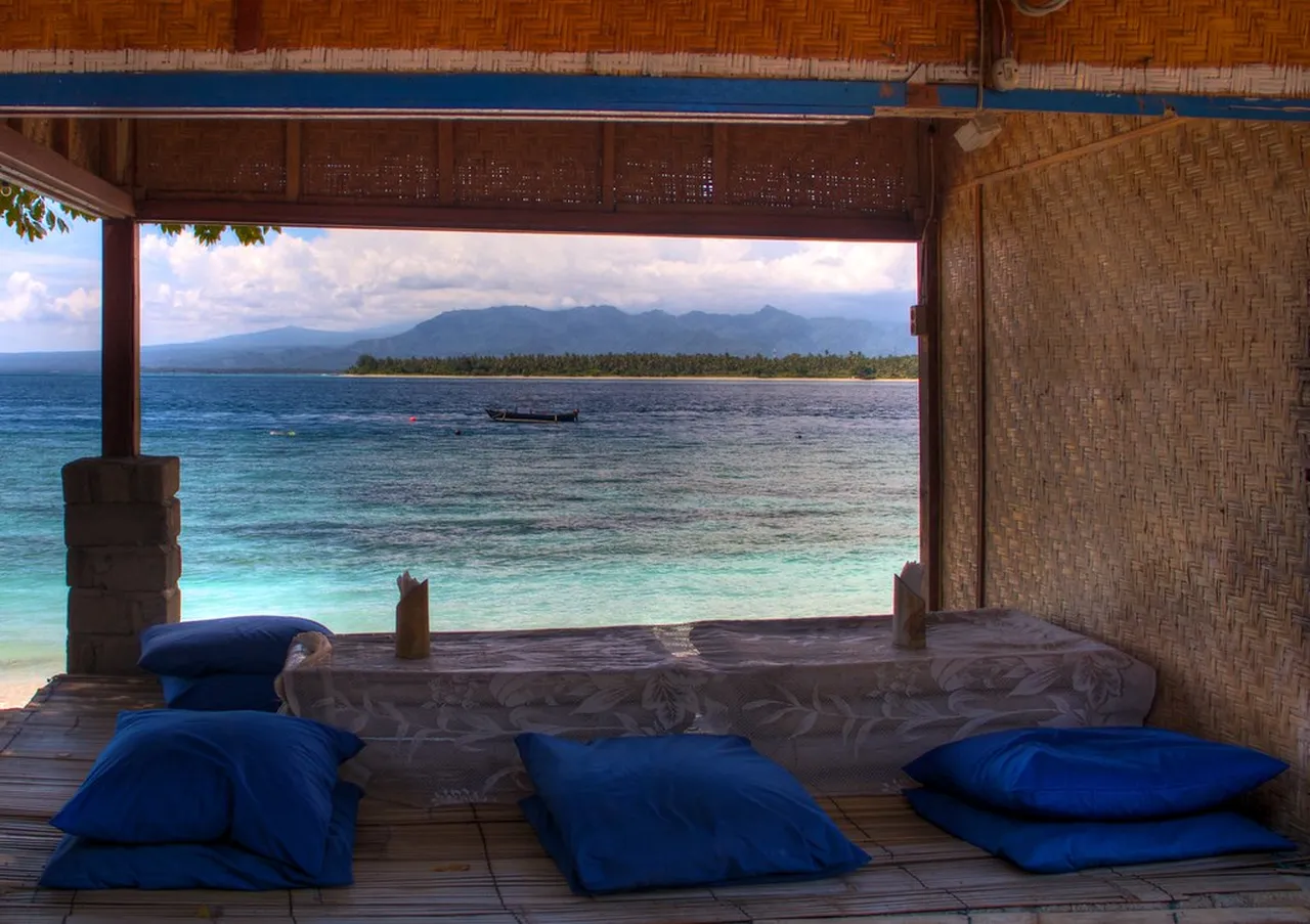 2. Traditional Clothing: A Glimpse into Makassar Attire