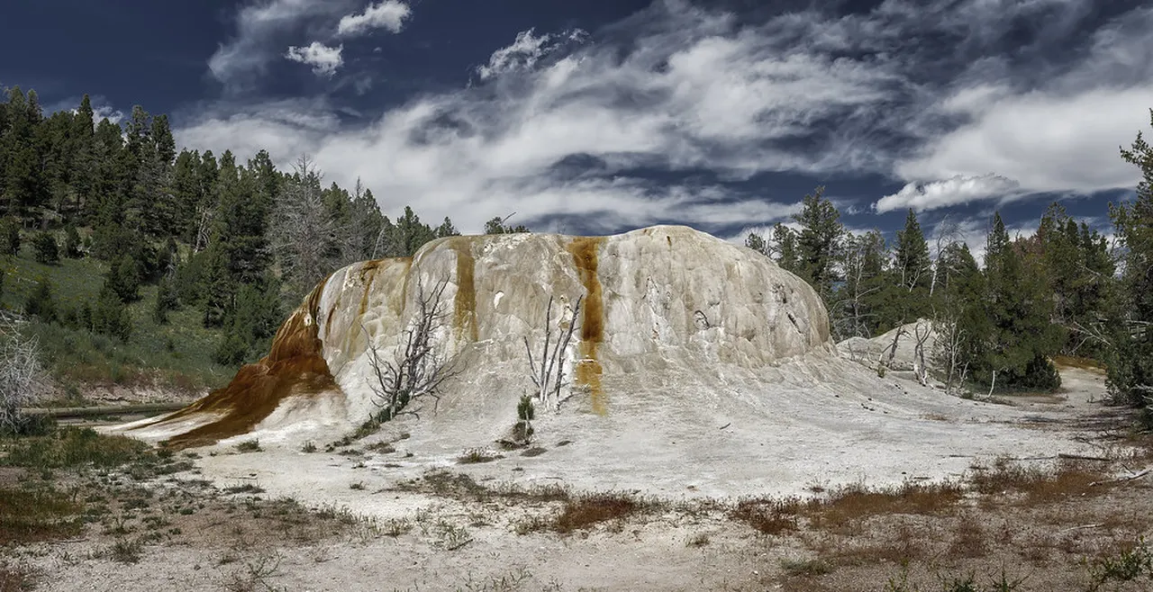1. Hiking the Legendary John Muir Trail: A Scenic Trek in Mammoth Lakes