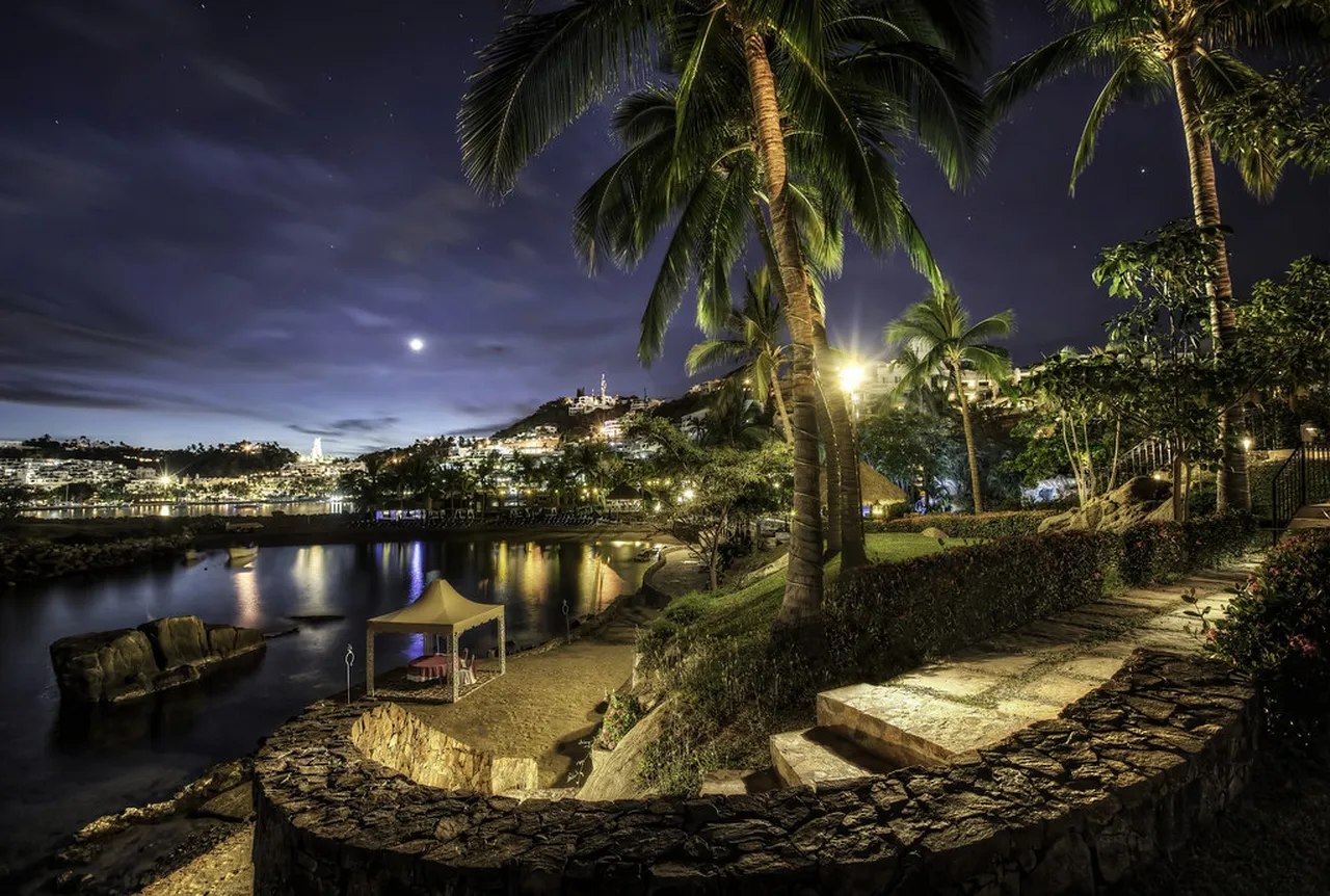 1. Discover the Best Beach Bars in Manzanillo Nightlife