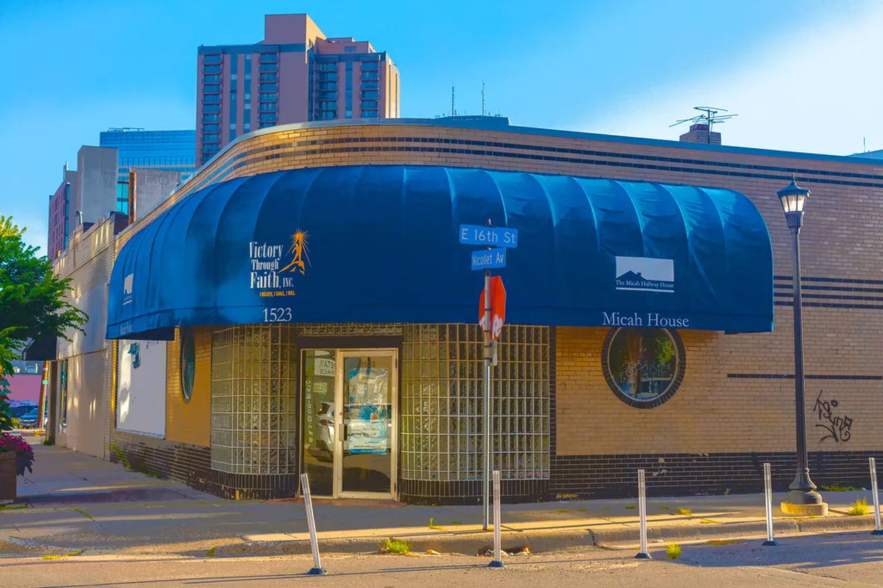 3. Experience the North Loop: Trendy Shops and Restaurants