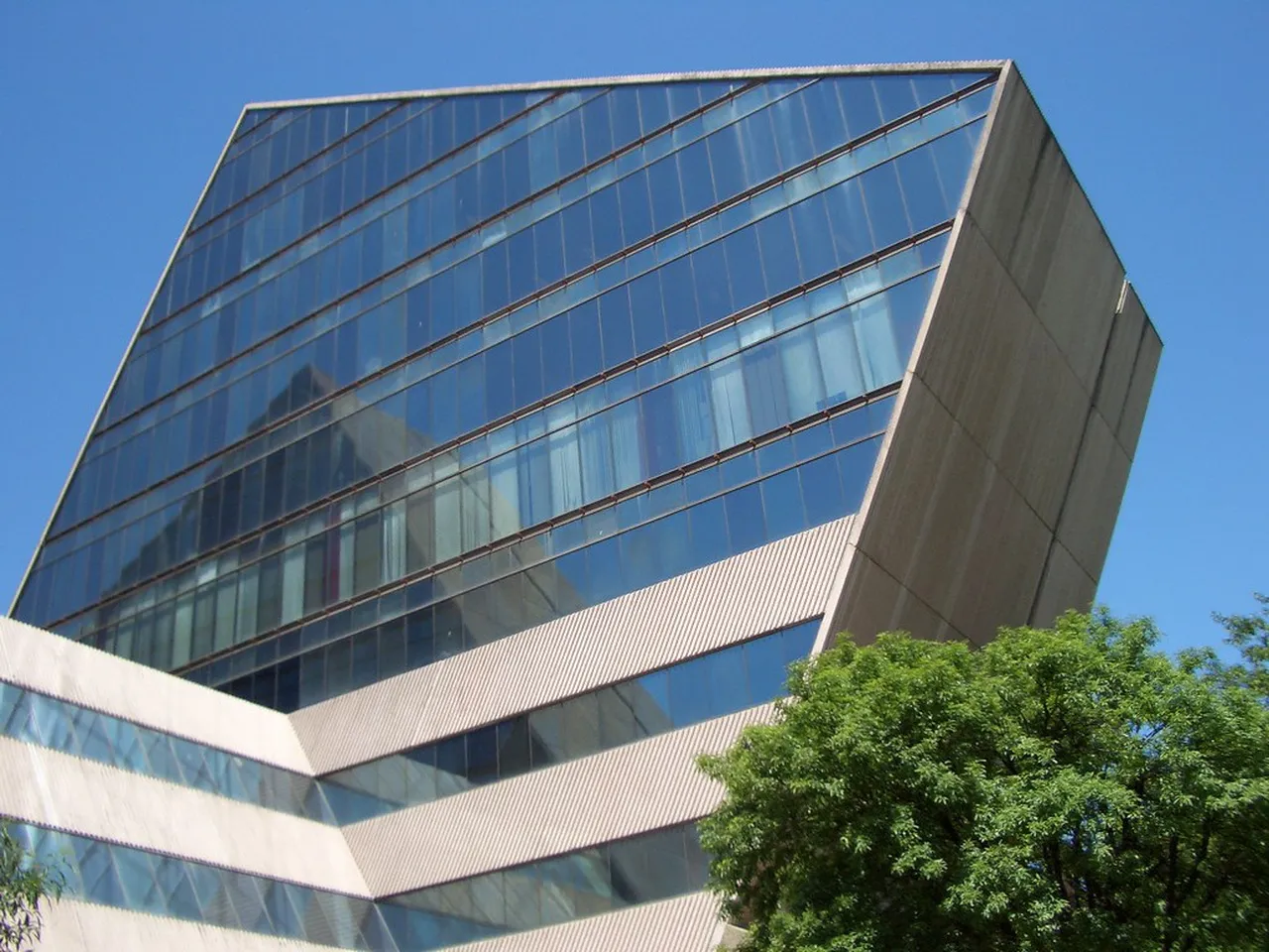 3. Faro del Comercio: A Symbol of Economic Growth
