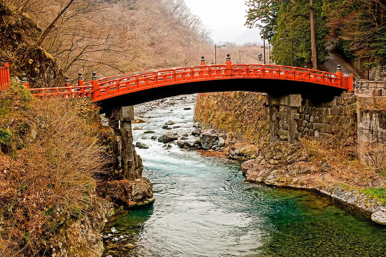 4. Shinkyo Bridge: A Photogenic Entryway to Nikkō
