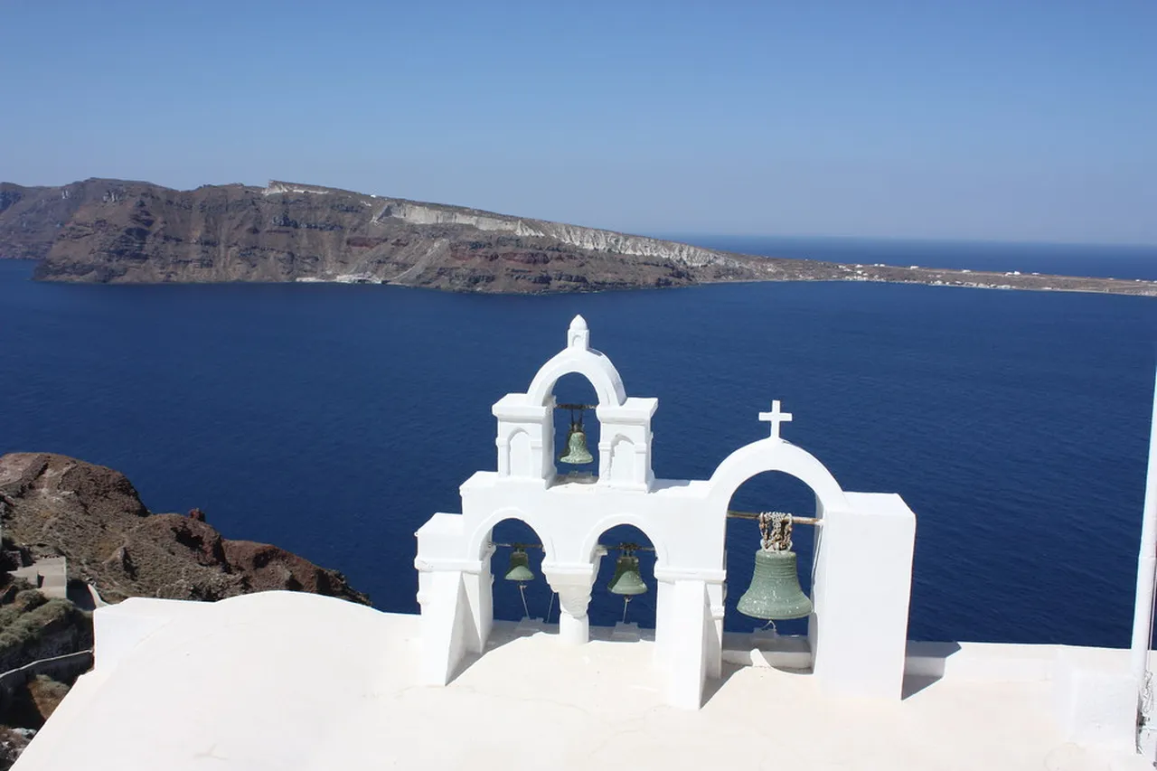 4. Music and Dance: The Rhythms of Oia Culture