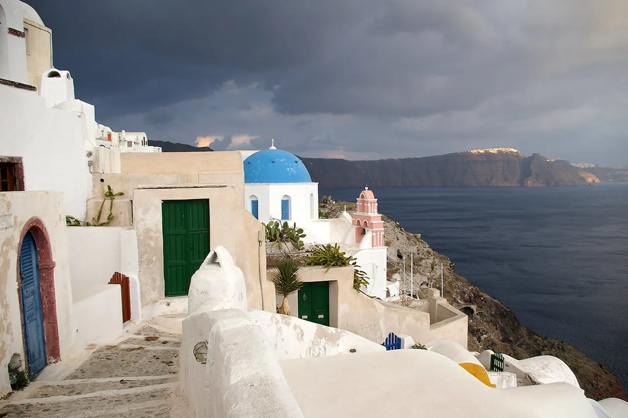 8. Beach Hopping: Exploring Nearby Santorini Beaches from Oia