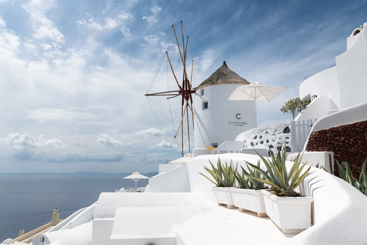 2. Exploring Oia Castle: Historical Ruins with Spectacular Views