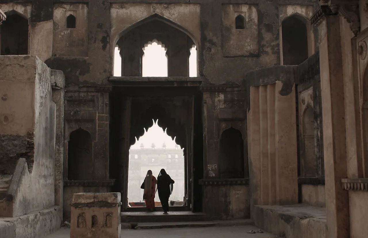 1. Exploring the Majestic Orchha Fort: A Step Back in Time