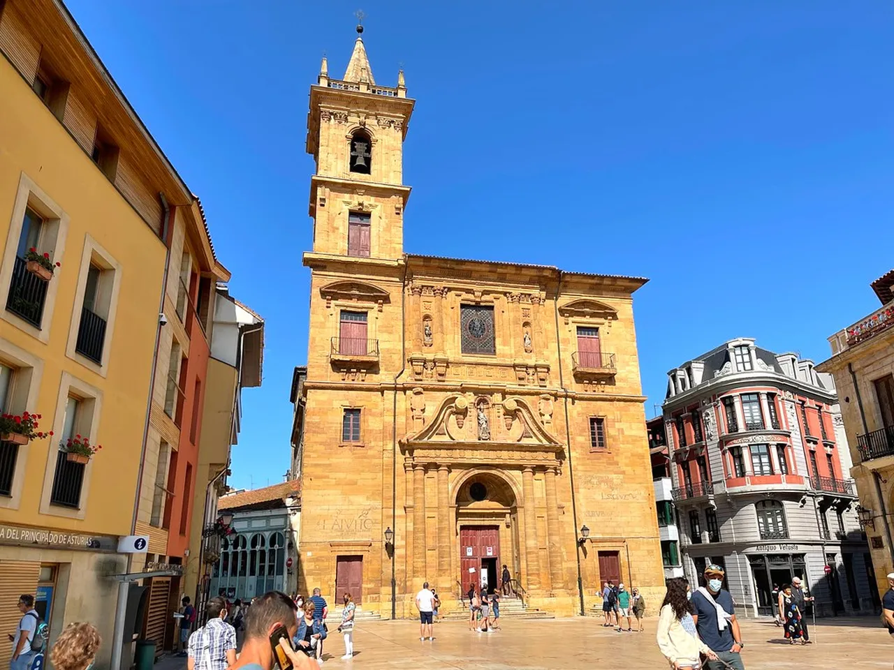 5. Exploring the Charming Mercado El Fontán
