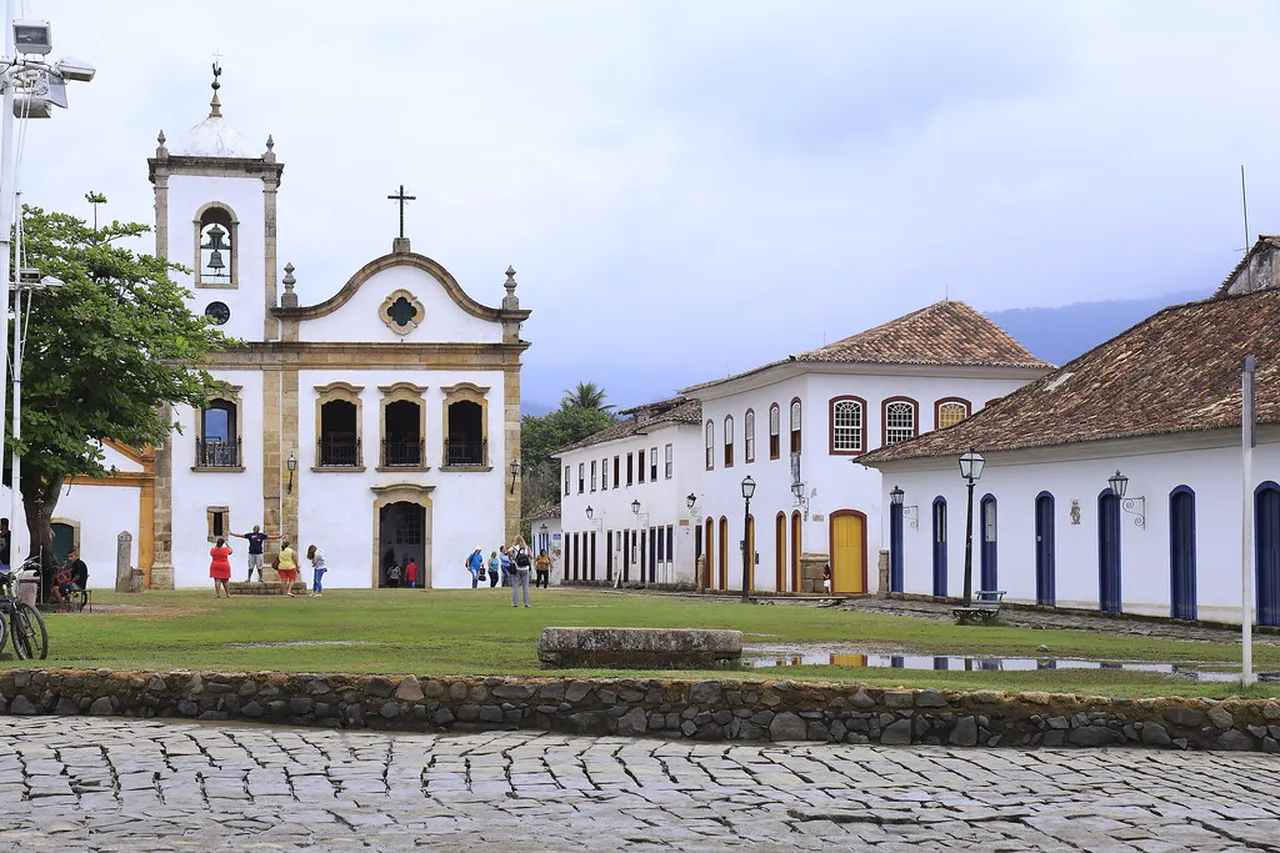 4. Paraty Art Fair: Showcasing Local Talent and Creativity