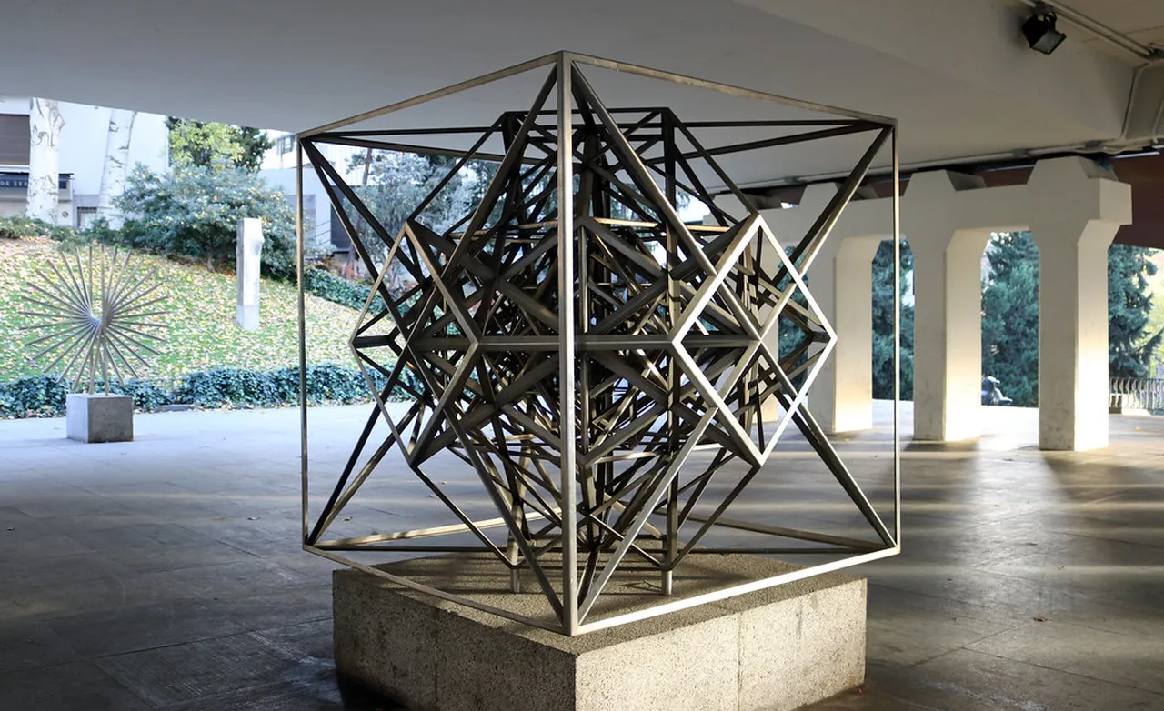 1. Visiting the Major Square: A Vibrant Hub of Life