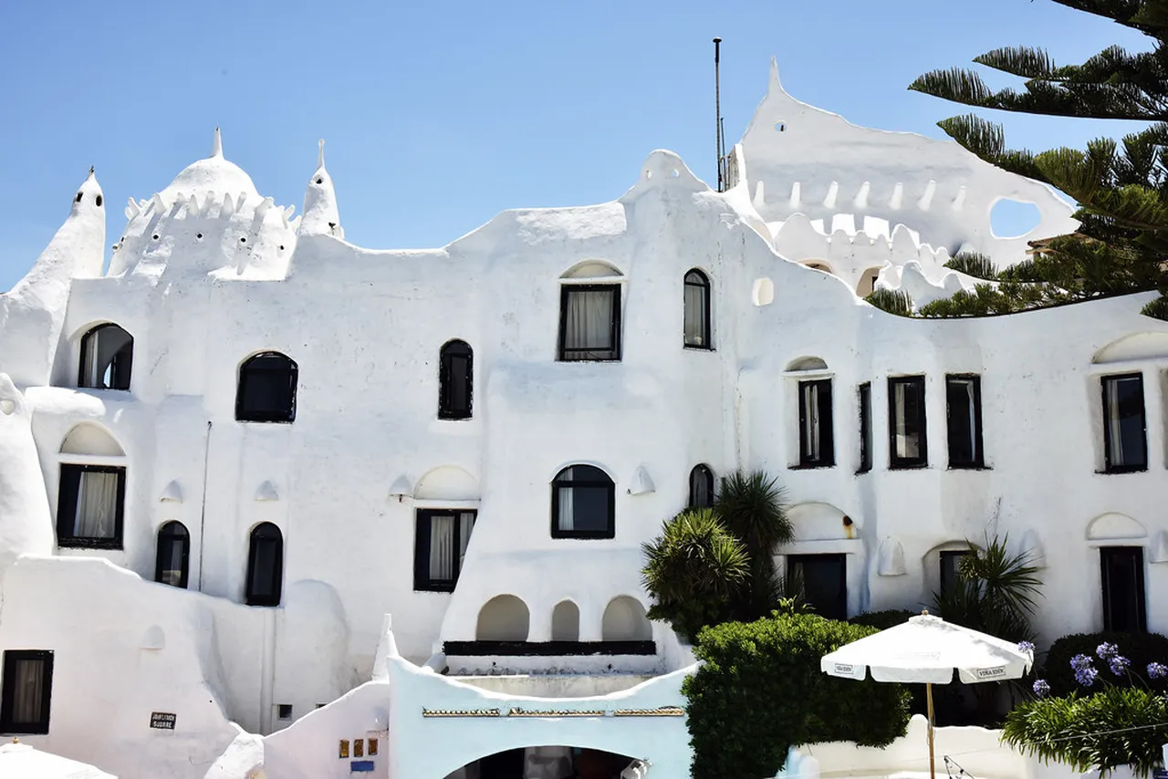 1. Discover the Artistic Heritage: Galleries and Street Art