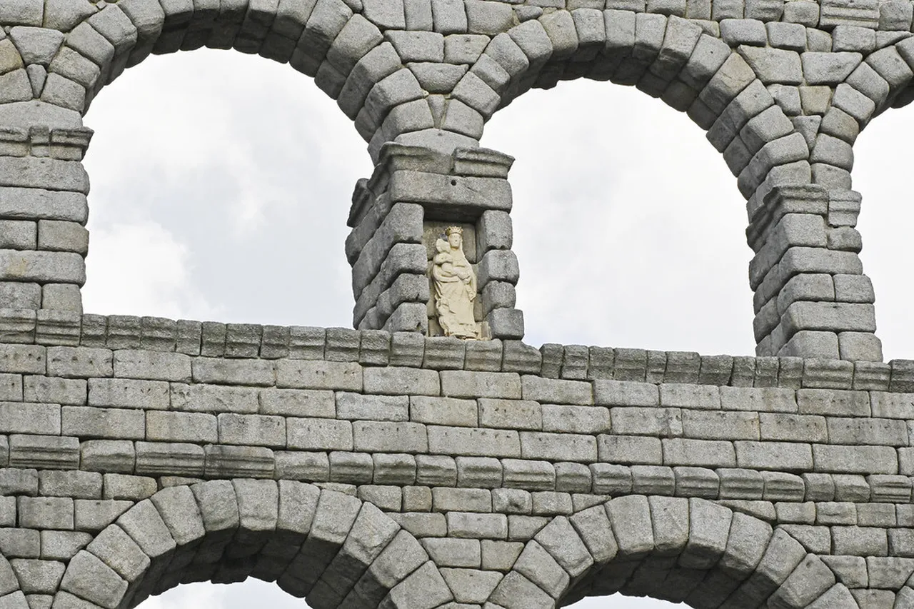 1. Discovering the Roman Aqueduct: A Marvel of Engineering