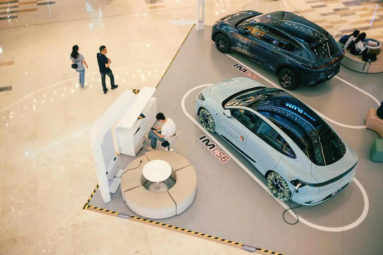 5. Enjoying the Nightlife at Huaqiangbei: A Tech Lover’s Paradise