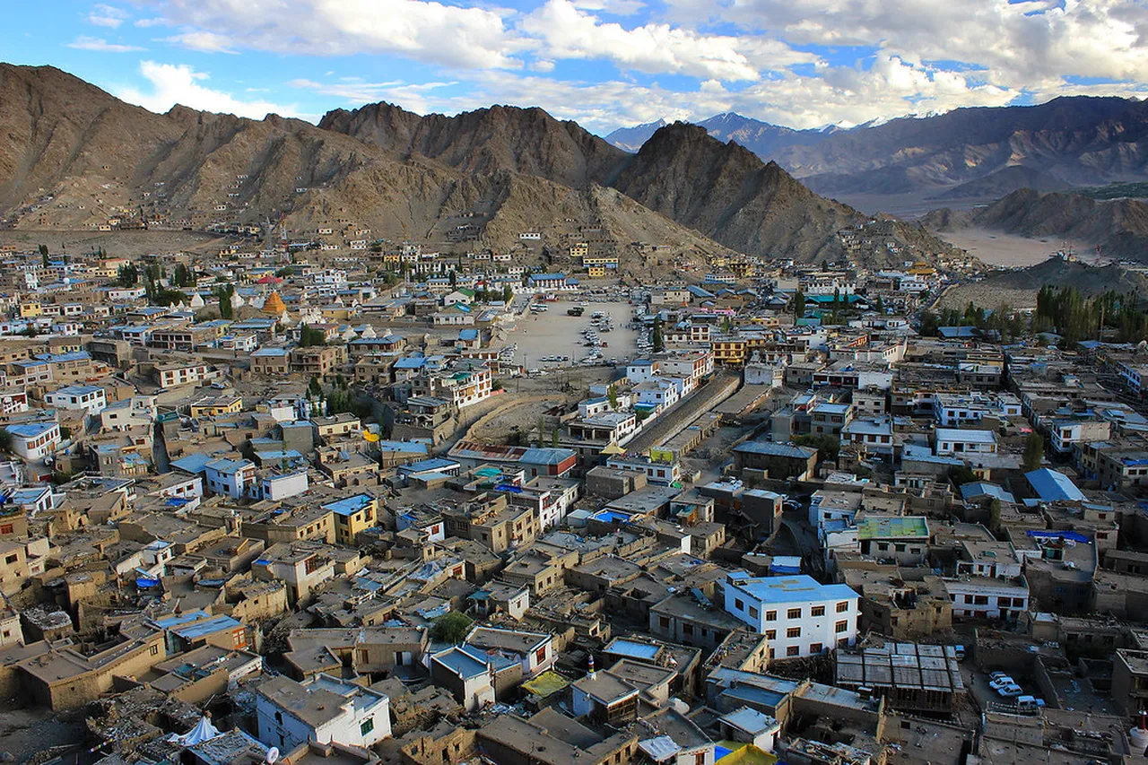 5. Traditional Handicrafts: Shopping for Kashmiri Souvenirs