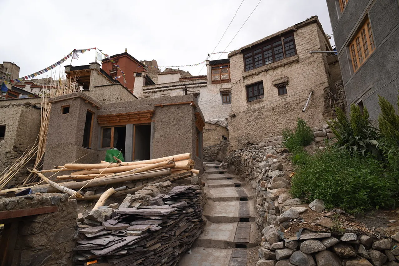 3. Exploring the Local Cuisine: Savoring Kashmiri Delicacies