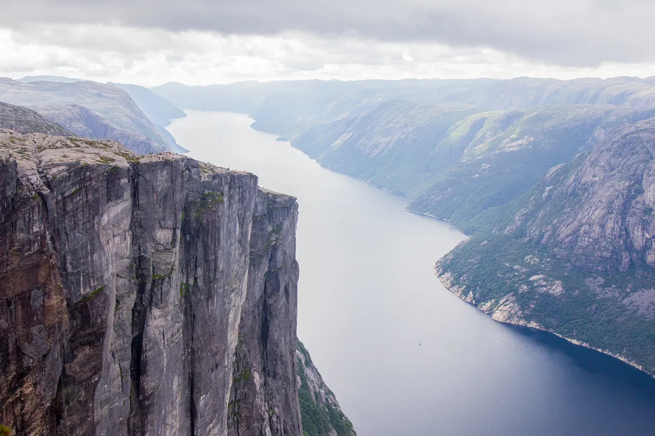 1. Discover the Iconic Preikestolen: The Pulpit Rock Experience