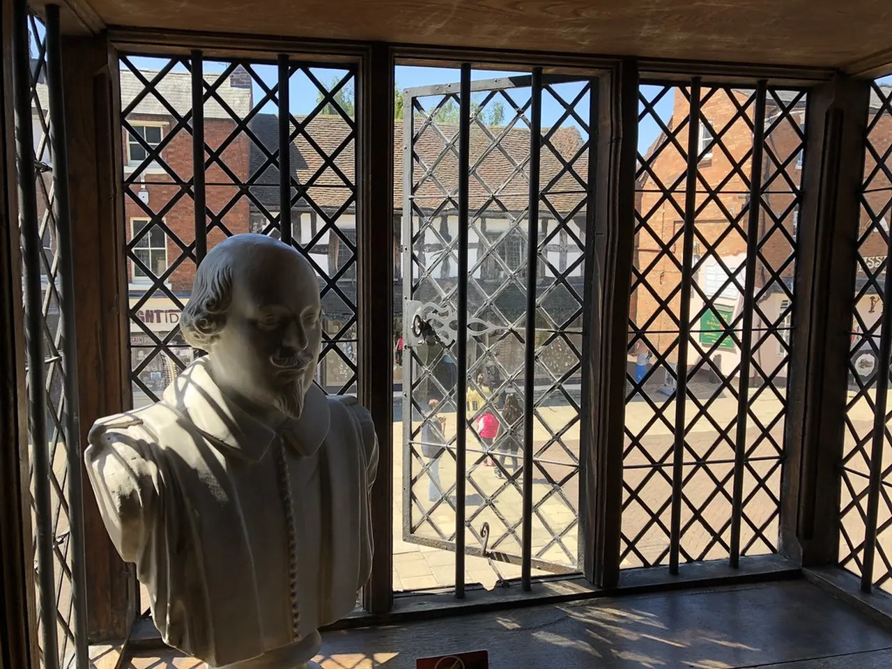 5. Discover Holy Trinity Church: A Historic Burial Site of Shakespeare