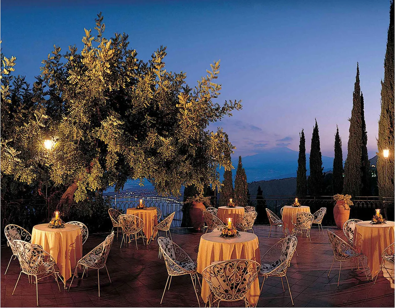 2. Stroll Along Corso Umberto: Taormina’s Lively Main Street