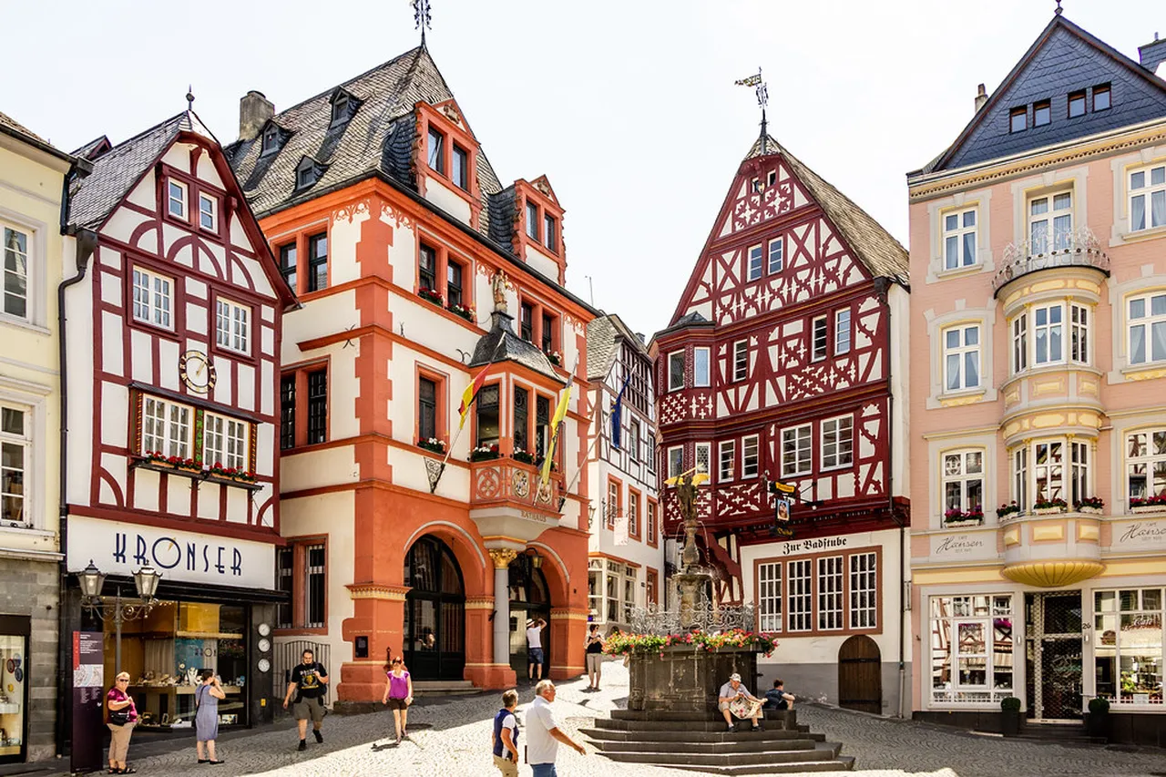 4. Stroll Through the Hauptmarkt: A Taste of Local Life