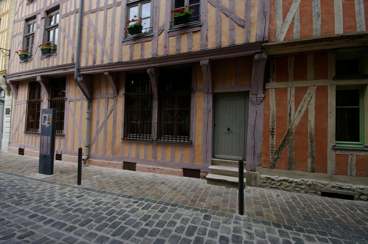 2. Discovering the History of Stained-Glass Art in Troyes