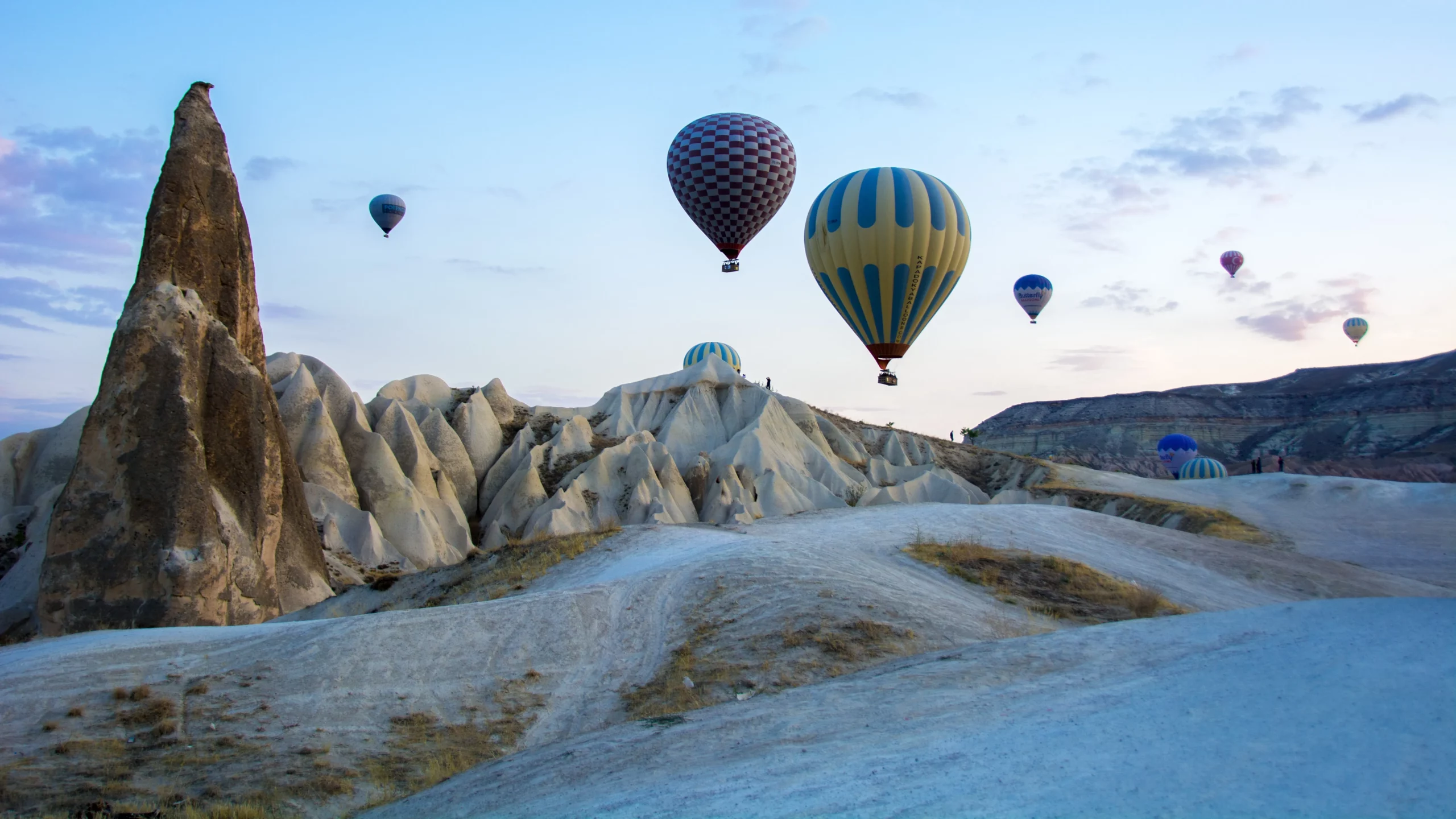 1. Soar Above the Landscape: Hot Air Balloon Experiences