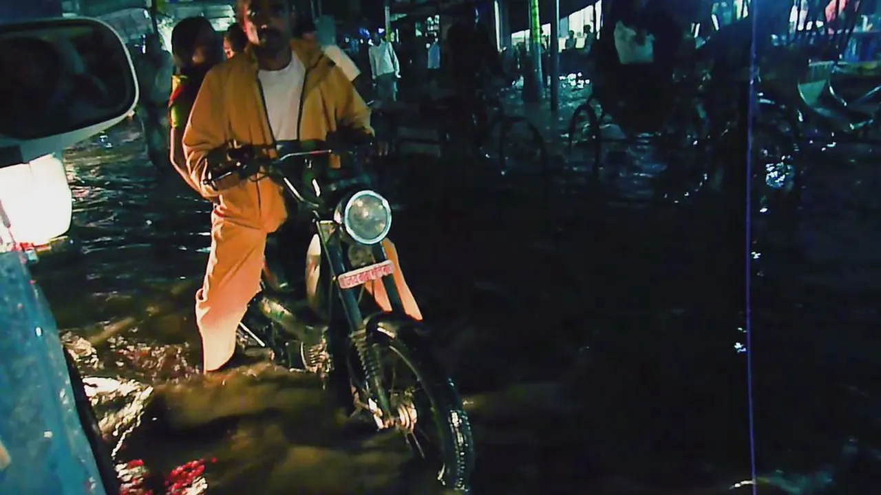 5. Strolling Through the Narrow Lanes: A Glimpse of Varanasi’s Daily Life