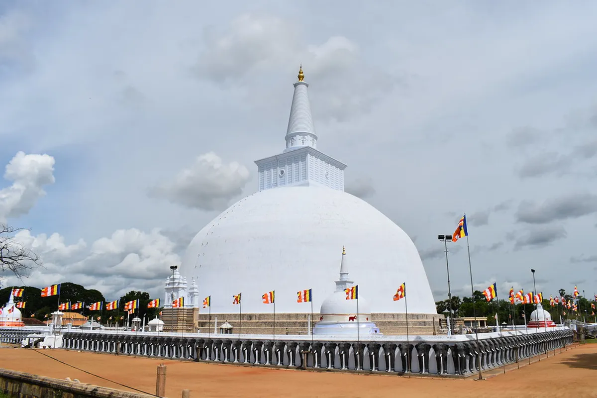 Late Morning: Ruwanwelisaya Stupa