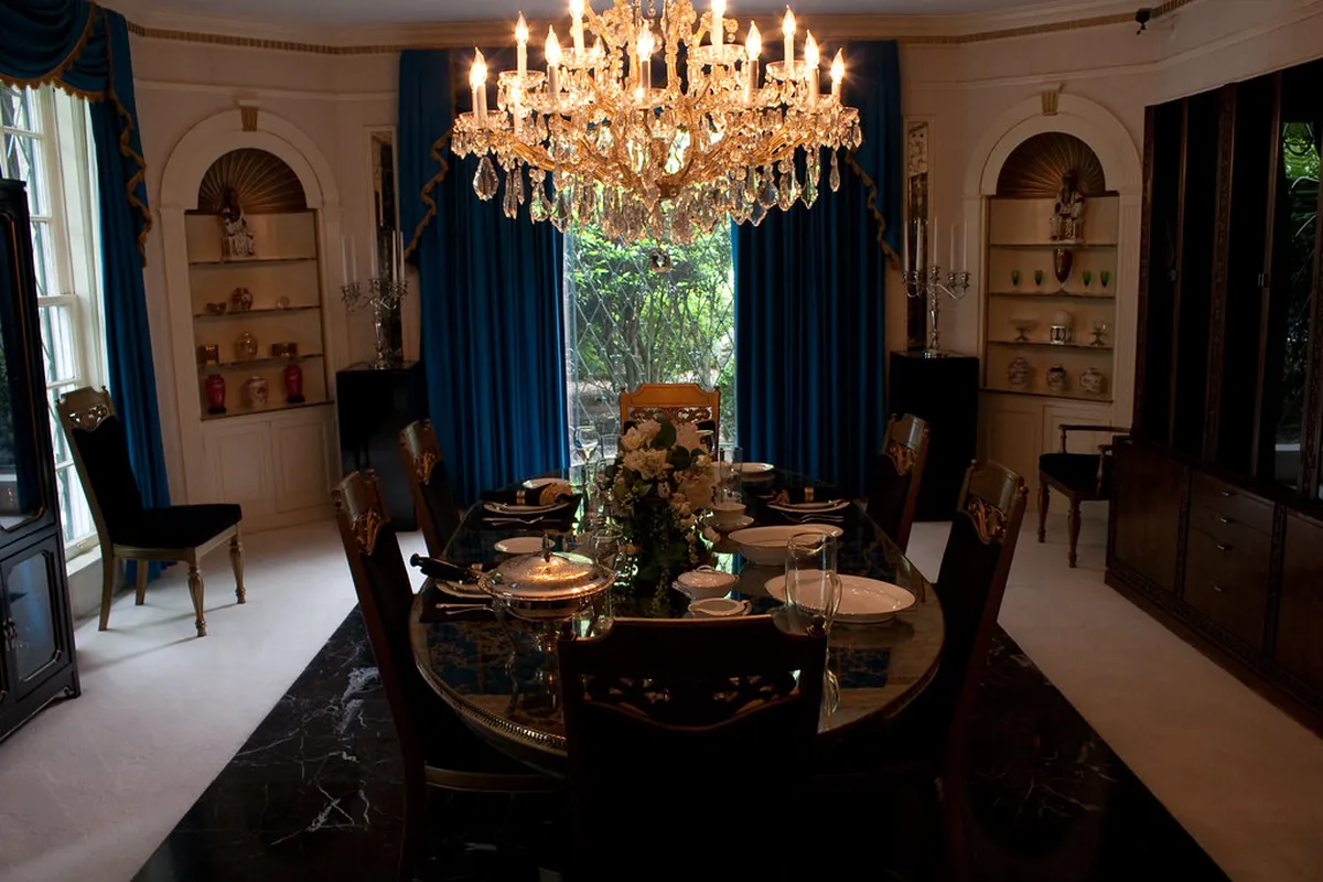 9am: Tour Graceland