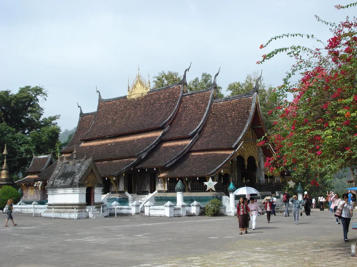 Late Morning: Visit Wat Xieng Thong
